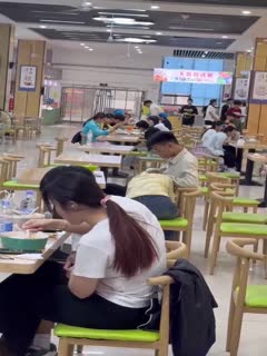 大庭广众之下直接吃鸡