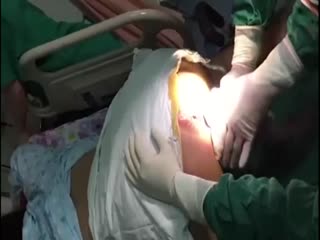 麻醉科色狼医生趁美女术前麻醉的时候，旁边没人偷偷猥亵偷拍病人私处打飞机