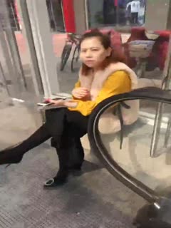 今天喷了几个美女，小弟已经累趴了，但是又感觉还没玩够，只能让小弟强制上班，在少妇面前磨鸡巴