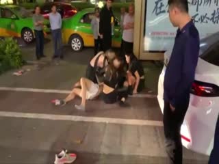 醉酒男喊三个妹子，完事之后不给钱，被妹子们群殴