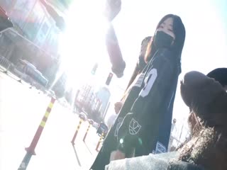 【黑虎露出系列】骑着小电驴，两个小美女面前自信展示小黑吊，妹子忍不住多看两眼，貌似没见过真家伙