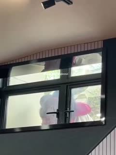 会玩还得看大学生 ，大教室里面正在上课呢，没想到窗外的一对情侣忍不住了，干柴遇上烈火