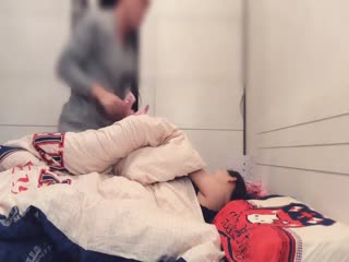 高冷的美女小炮友 约出来说来大姨妈了 只好捆绑跪着操嘴 舔蛋 调教成母狗