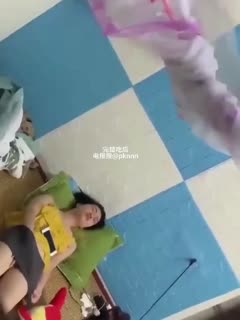 学姐在自己的宿舍抠逼自慰被偷拍 闭着眼睛幻想着被干高潮来了身体不断抽搐