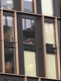 伯明翰moda_一对情侣大白天办公室做爱没拉窗帘被路人围观路人看爽了现场av