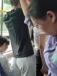 鸡儿硬邦邦，直接在公共巴士开顶！