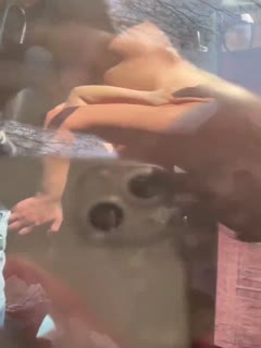 拿着相机怼着玻璃拍别人车震_笑尿_也不怕被别人开车撞死灭口