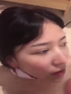 反差母狗给金主爸爸口交颜射