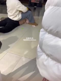 江苏省徐州市邳州市中钰商业广场 原配打小三扒掉衣服把奶子按在地上摩擦