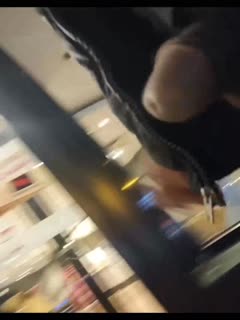 大师不敲玻璃窗提醒_美女就错过精彩艺术表演了