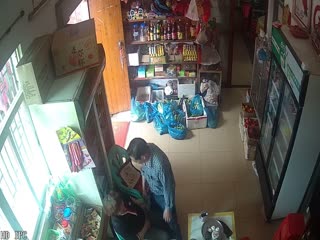 【乱伦偷情】小卖店监控曝光！老板娘嫂子勾搭小叔子成奸大白天人来客往也忍不住在店里干逼吃奶！