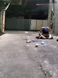 00后倒在小巷子被路过的送货小哥摁在地上撩开裙子就是一顿猛操