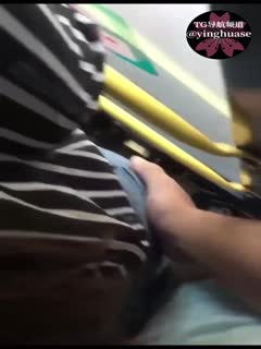 公交上摸少妇的屁股，太激动了
