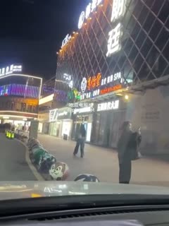平安夜当天一对情侣在君悦广场的商场内表白，周围群众把这温馨的一幕拍下发到抖音上，结果被原配刷到并抓奸