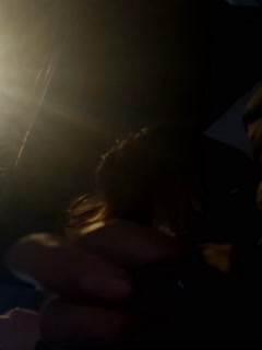 公交站露出黑棍给两个小姐姐看，小姐姐看到黑棍微微捂嘴一笑实在是太迷人