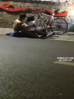 杭州西湖龙井骑行圈大瓜，深夜俩骑友众目睽睽下街头马路野战被拍下，还惊动了叔叔！