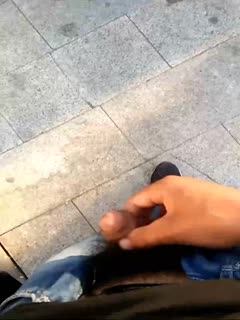 【露鸟系列】公交站对着美女晒小弟_美女性子有点烈啊，破口大骂_性子越烈越喜欢，必须要降服她