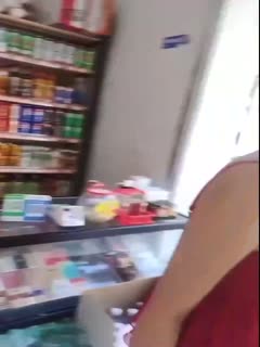 近日抖音疯传的浙江西湖惠立减超市老板娘火了性感火辣的身材还让人随意拍照，成了外卖小哥的打卡地！