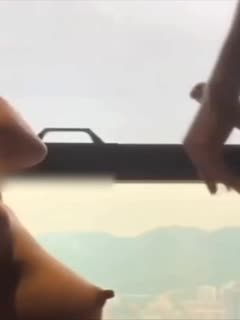挪威小伙拍卖自己的一次约会，起价10欧，经过几次竞拍，最后200欧成交。一位中国姑娘以200欧赢得与挪威小伙的明日约会，中外游客起哄、出谋划策明天的约会内容。