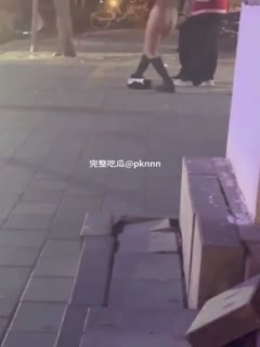 河北秦皇岛精神小妹与人吵架 气急败坏疯狂的骂自己“对，我就是骚逼”，还脱裤子露逼让对方来操！
