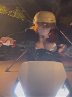 10月25日 广东 东莞。一男子穿硅胶服饰扮女装，进女厕所偷拍翻车被众人抓住报警