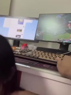 打游戏真快乐，就快要被反差少女吸干了