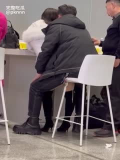 候车大厅情侣发情，男生坐椅子女生女上位 周围乘客众多，这也太饥渴了吧